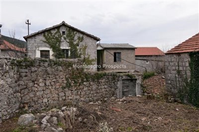 ruin-in-the-village-of-Lustica--2-