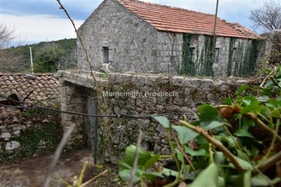 ruin-in-the-village-of-Lustica--5-