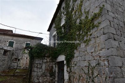 ruin-in-the-village-of-Lustica--17-