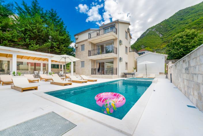 Image No.1-6 Bed Villa for sale