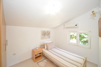 Comfortable-two-bedroom-apartment-on-the-waterfront-in-Stoliv--Kotor--13829--6-