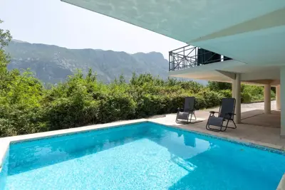 two-bedroom_apartment_with_sea_views_in_prcanj_kotor_bay_13854_3_0-jpeg