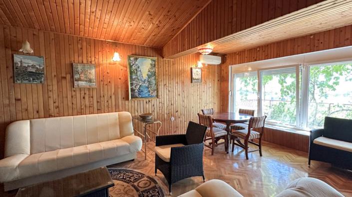 Image No.18-5 Bed House for sale