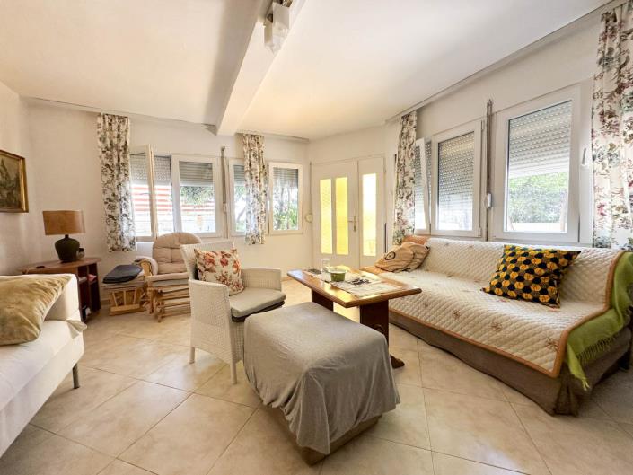 Image No.13-6 Bed House for sale