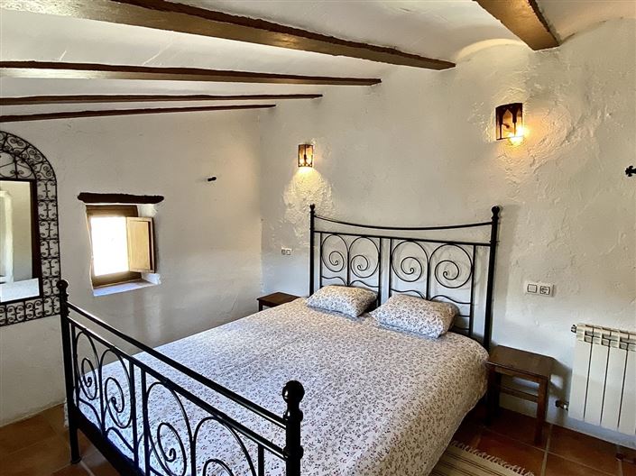 Image No.14-8 Bed Property for sale