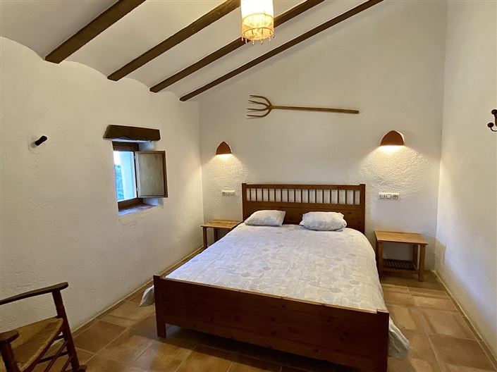 Image No.17-8 Bed Property for sale