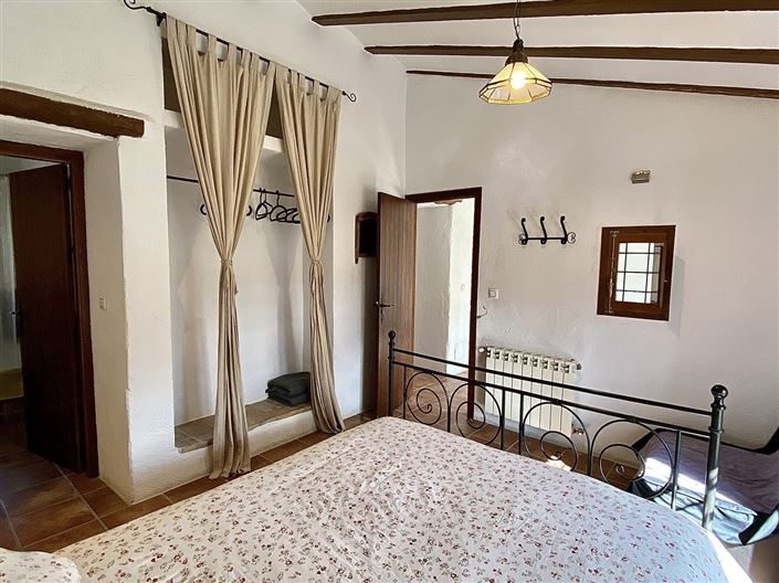 Image No.23-8 Bed Property for sale