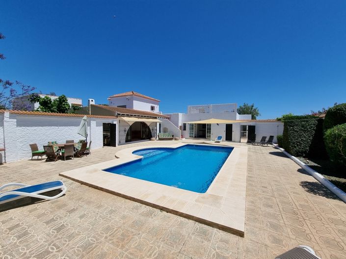 Image No.2-4 Bed Villa for sale