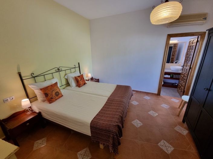 Image No.12-7 Bed Property for sale