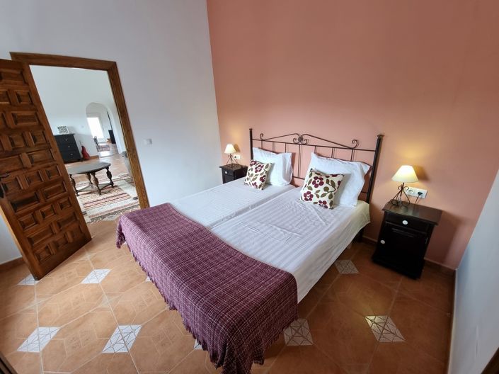 Image No.17-7 Bed Property for sale