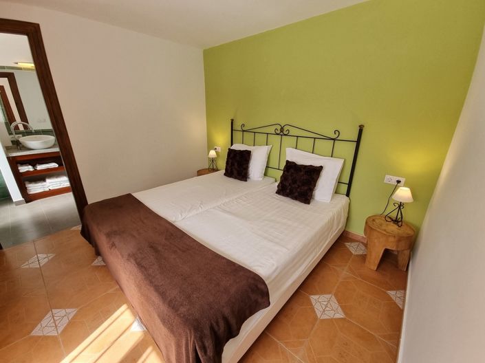 Image No.25-7 Bed Property for sale