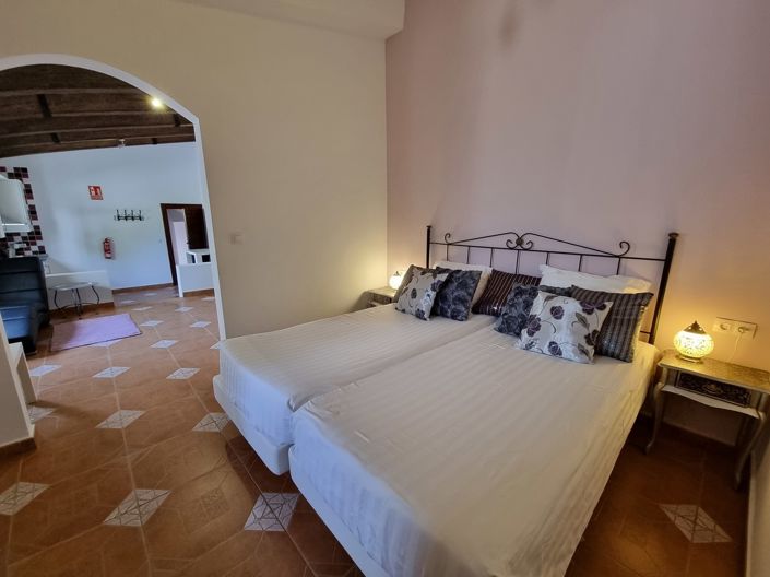 Image No.28-7 Bed Property for sale