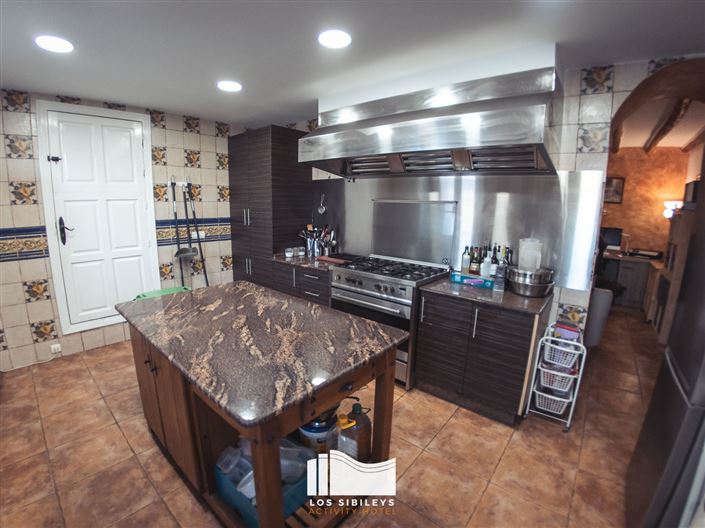 Image No.11-6 Bed Commercial for sale