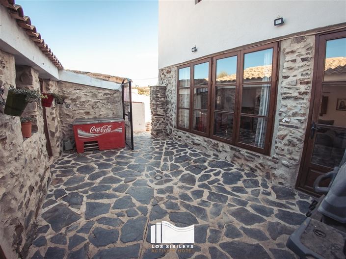 Image No.22-6 Bed Commercial for sale