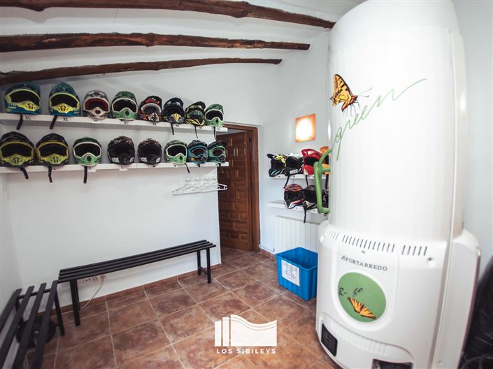 Image No.27-6 Bed Commercial for sale