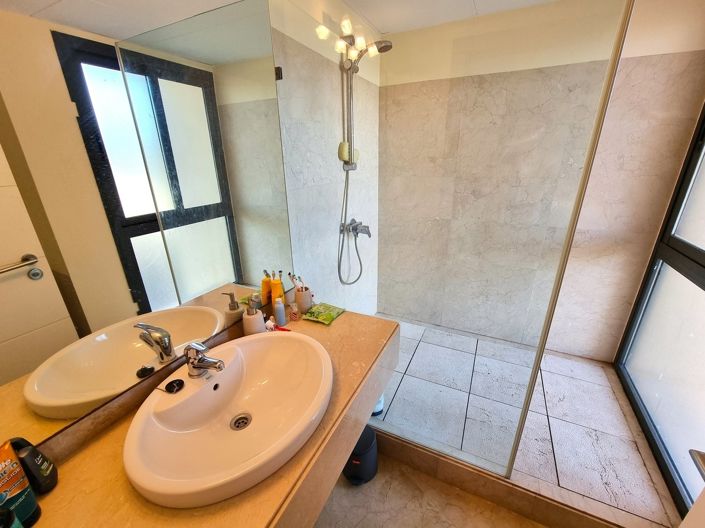Image No.20-3 Bed Property for sale