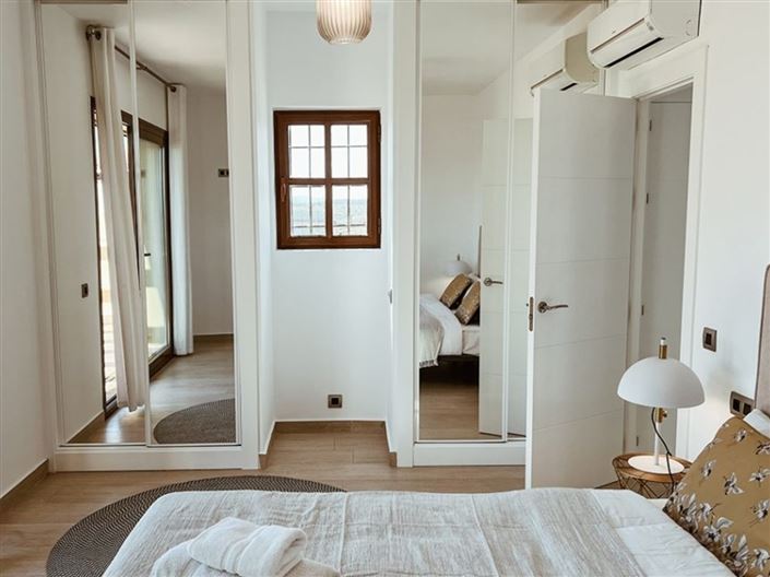 Image No.3-4 Bed Villa for sale