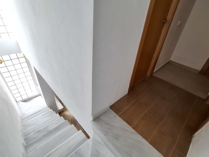 Image No.28-3 Bed Property for sale