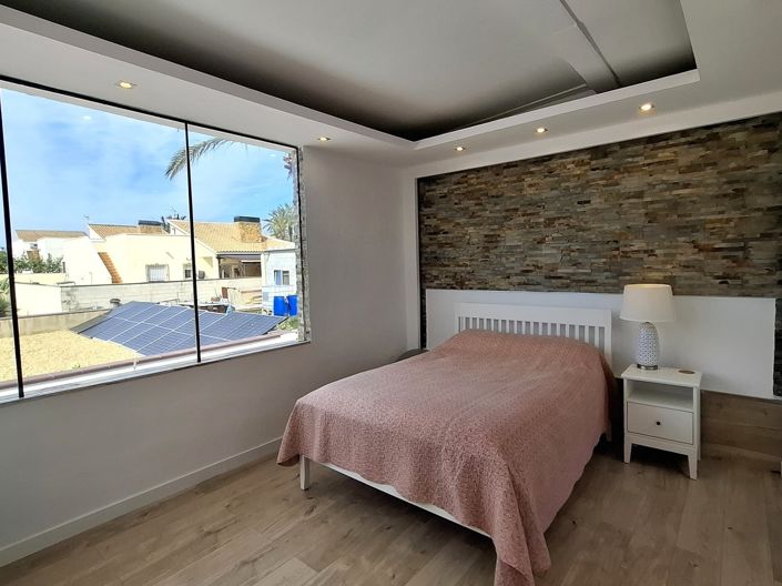 Image No.30-3 Bed Property for sale