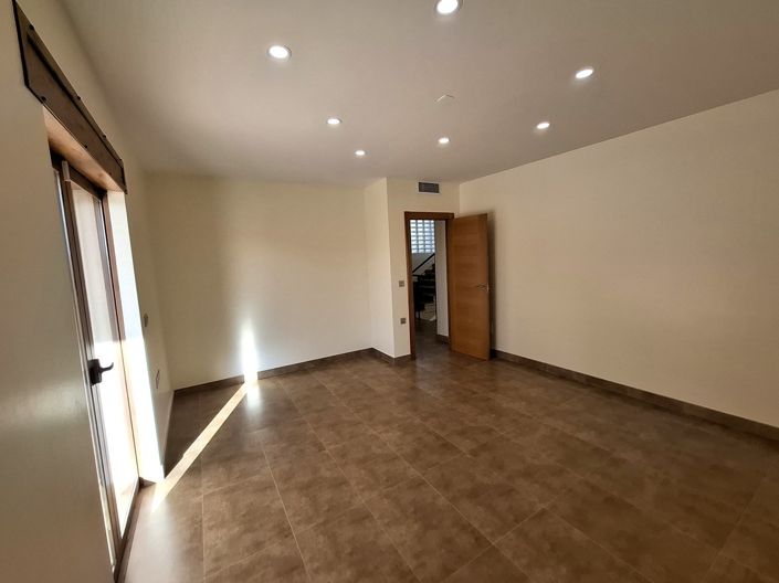 Image No.18-5 Bed Villa for sale