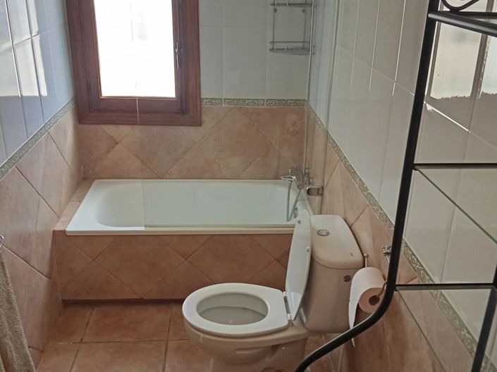 Image No.17-6 Bed Property for sale