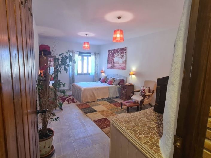 Image No.14-7 Bed Property for sale