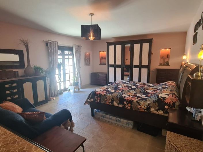 Image No.15-7 Bed Property for sale