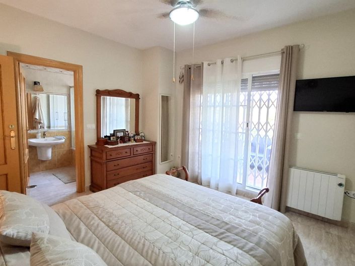 Image No.25-4 Bed Property for sale