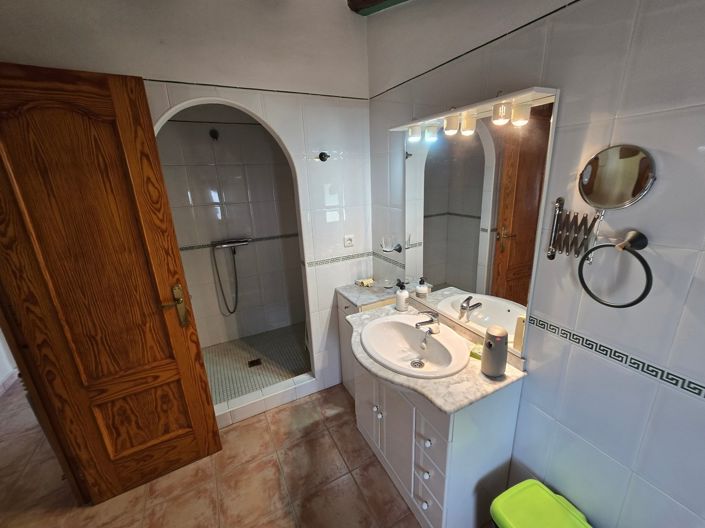 Image No.10-4 Bed Property for sale