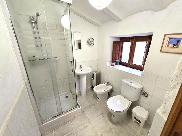 Image No.12-6 Bed Property for sale