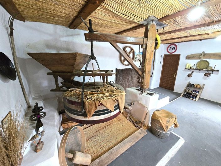 Image No.22-6 Bed Property for sale