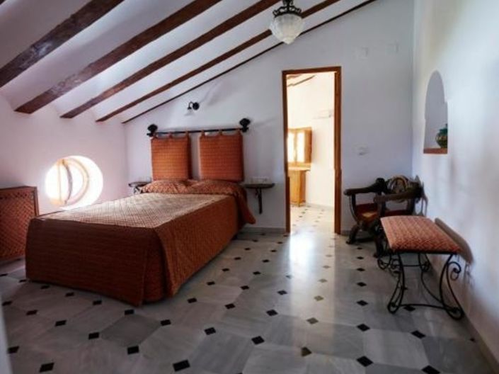 Image No.8-14 Bed Commercial for sale