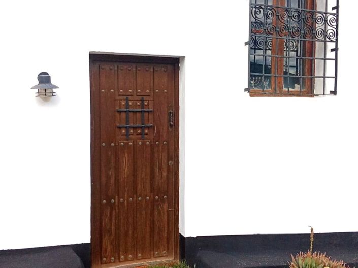 Image No.17-6 Bed Property for sale