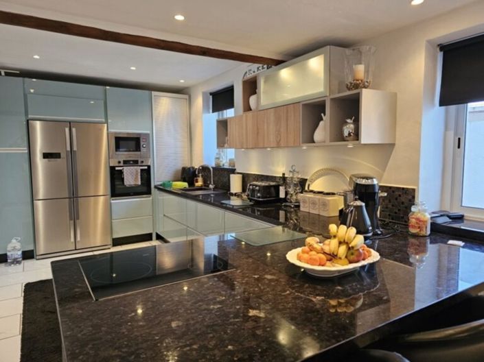 Image No.10-9 Bed Property for sale