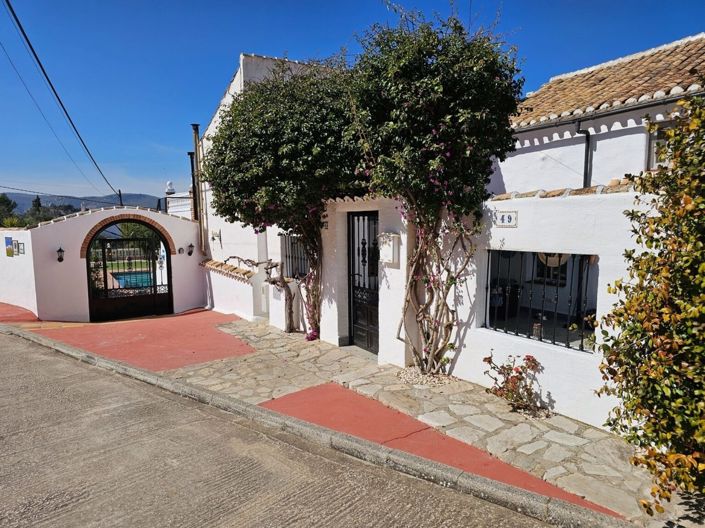 Image No.2-9 Bed Property for sale