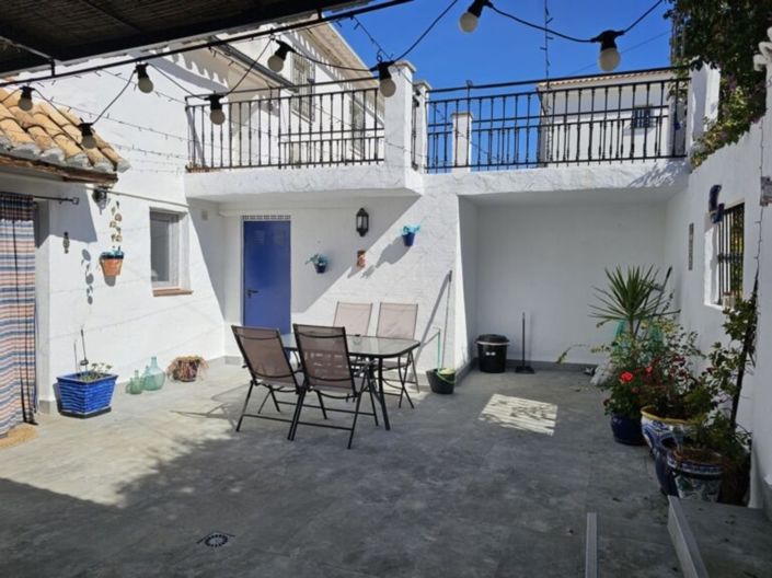 Image No.5-9 Bed Property for sale