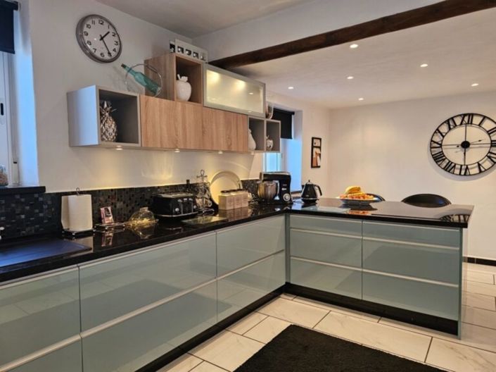 Image No.9-9 Bed Property for sale