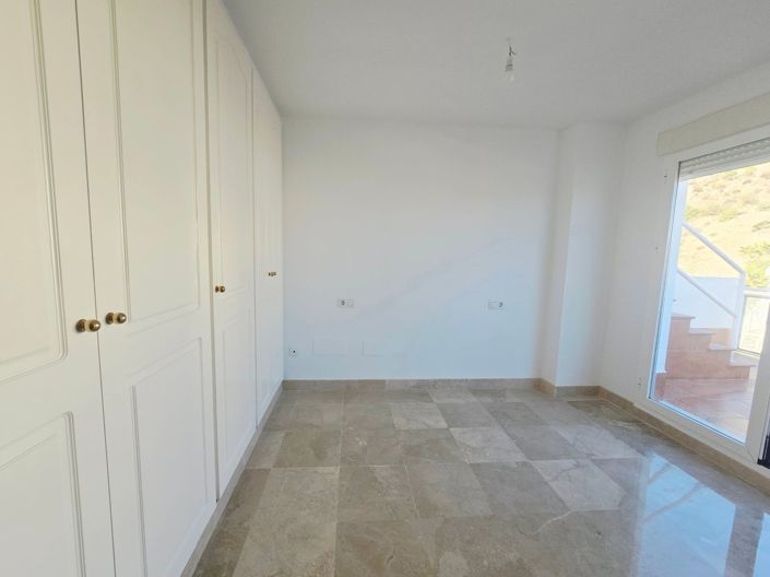 Image No.10-3 Bed Property for sale