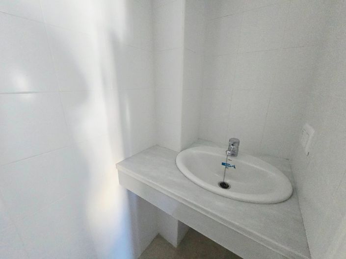 Image No.12-3 Bed Property for sale