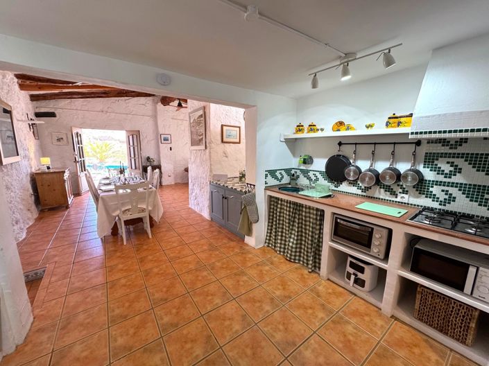 Image No.24-6 Bed Property for sale