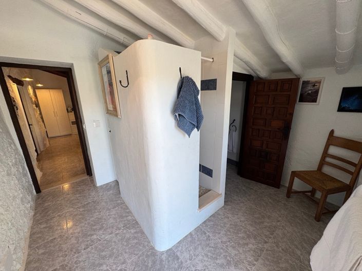 Image No.26-6 Bed Property for sale