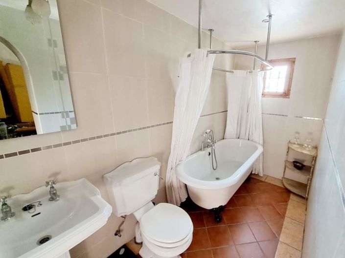 Image No.21-7 Bed Property for sale