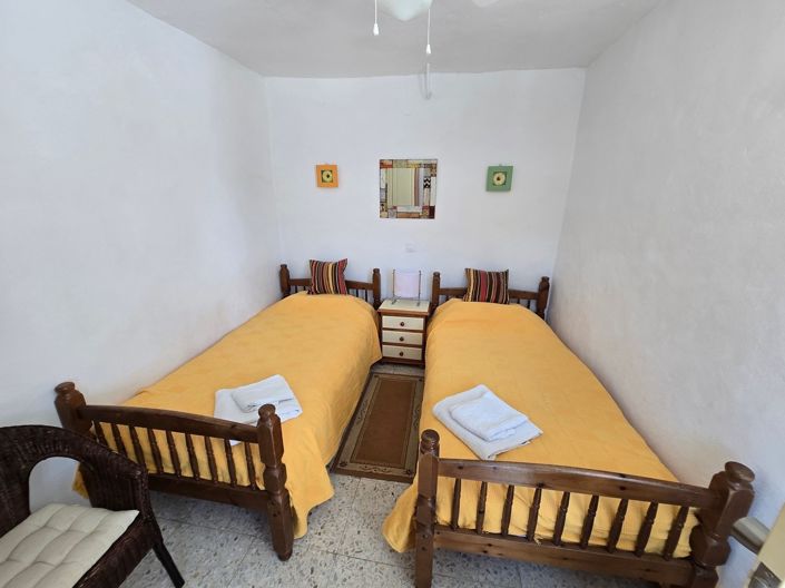 Image No.12-6 Bed Property for sale