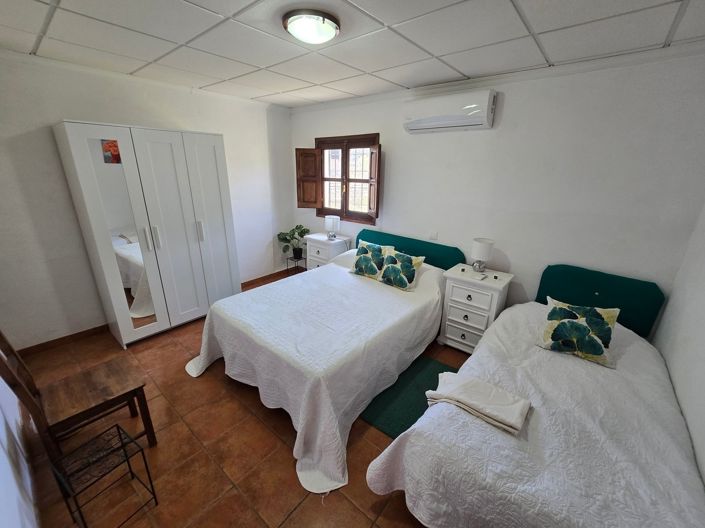 Image No.15-6 Bed Property for sale