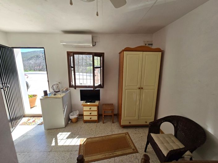 Image No.17-6 Bed Property for sale