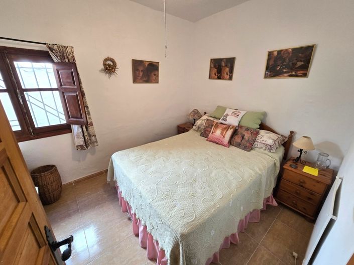 Image No.10-6 Bed Property for sale