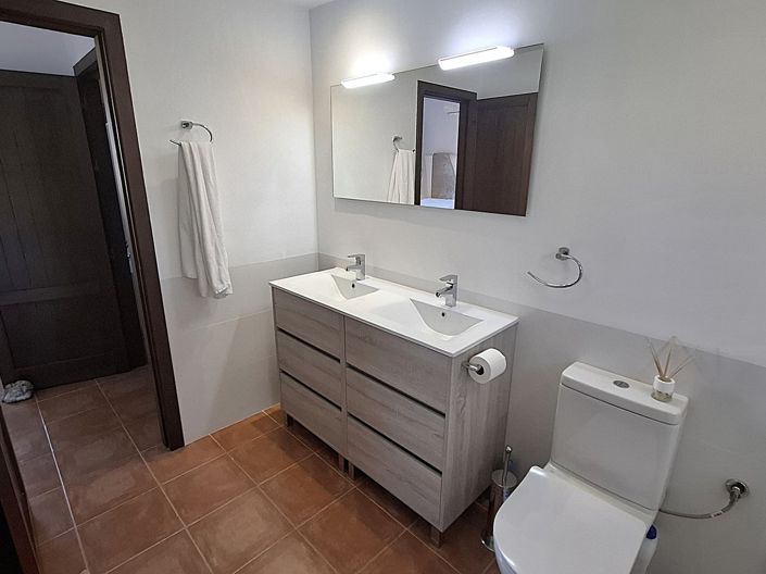 Image No.21-3 Bed Property for sale