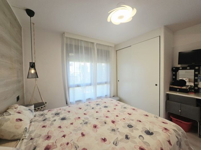 Image No.10-2 Bed Property for sale