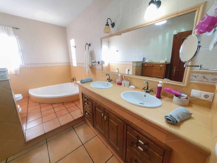 Image No.15-4 Bed Villa for sale