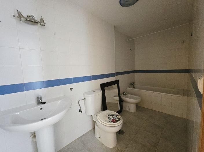 Image No.19-3 Bed Property for sale